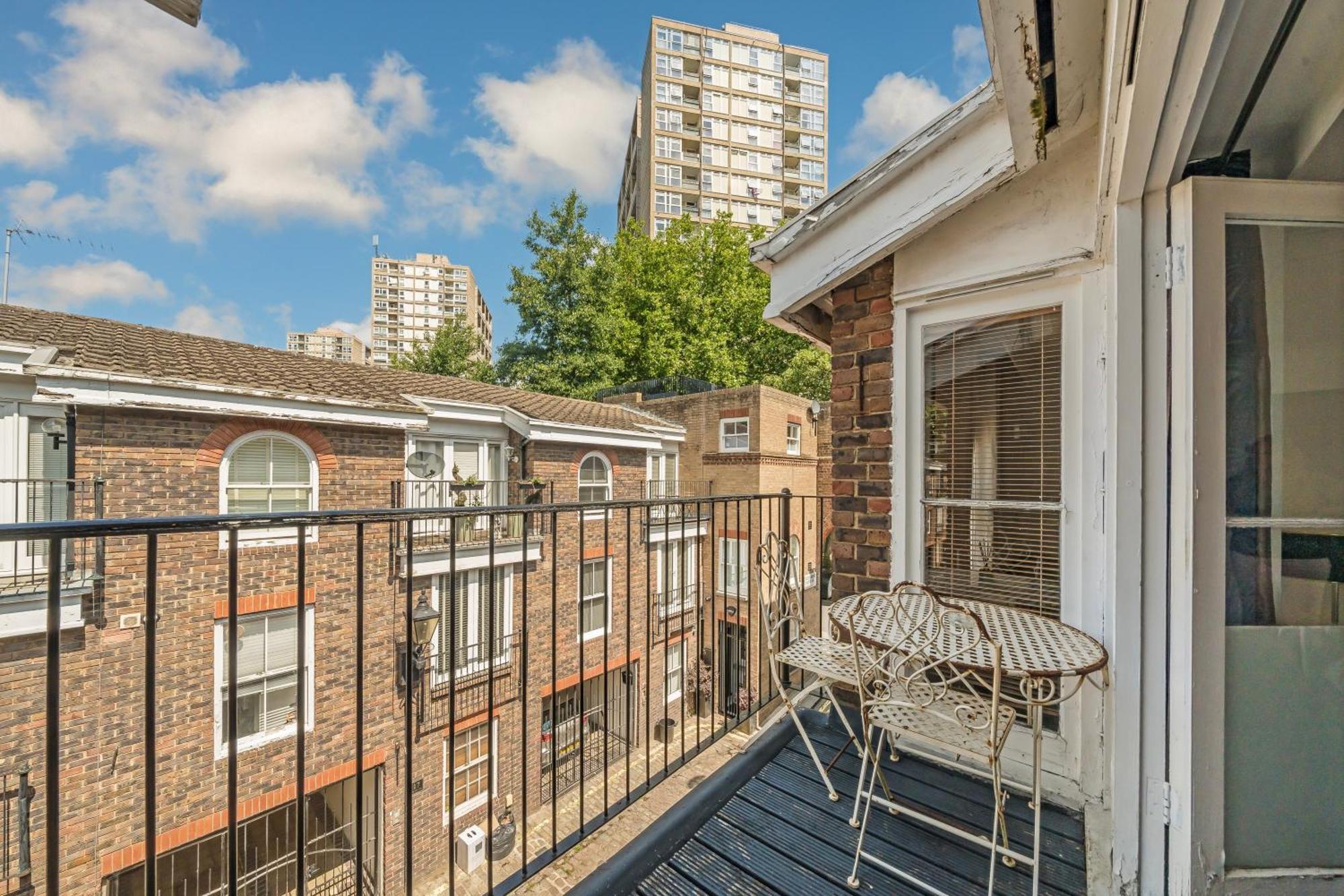 Elgin Mews North Beside Maida Vale Tube And Parking Long Term Bookings