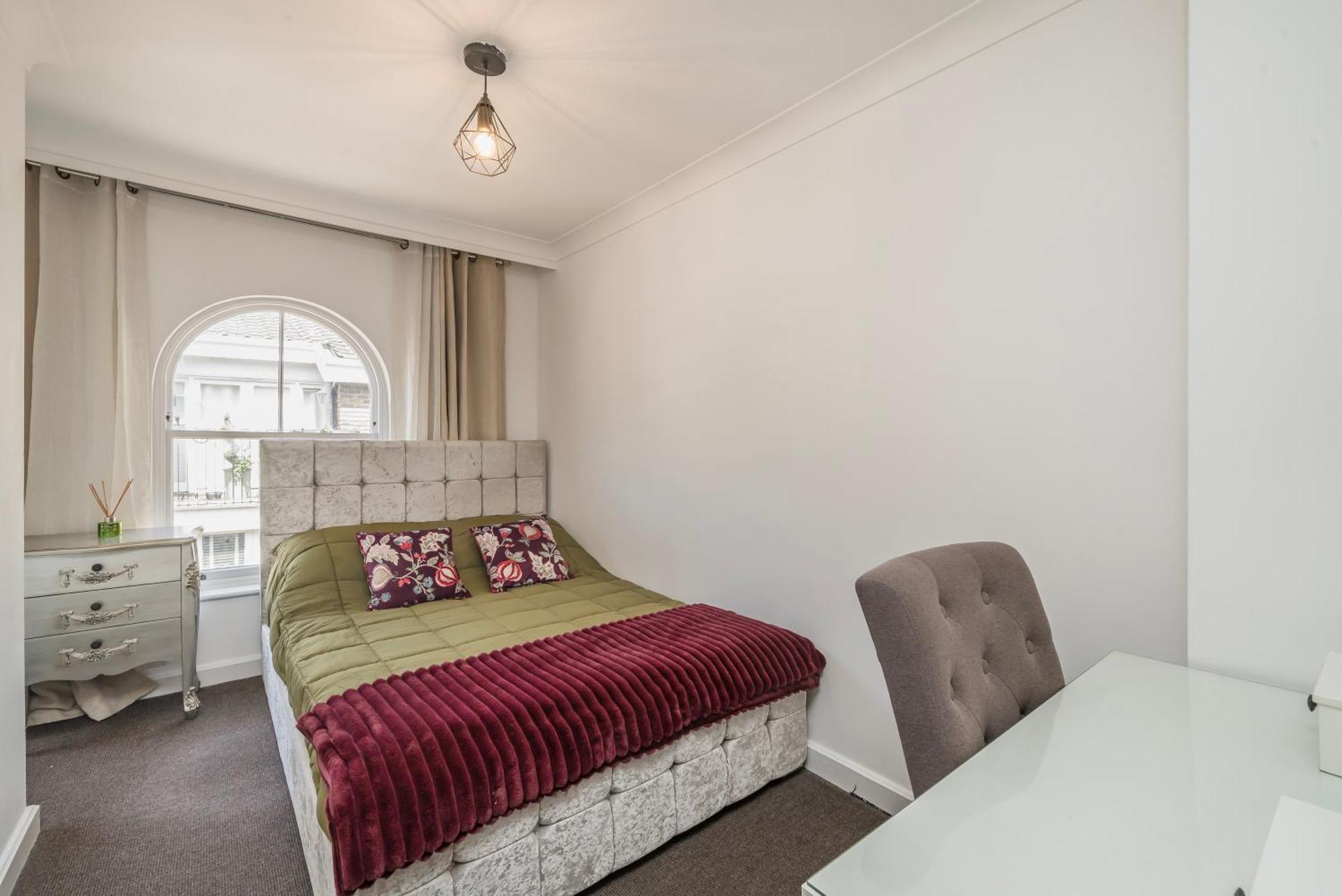 Elgin Mews North Beside Maida Vale Tube And Parking Long Term Bookings London